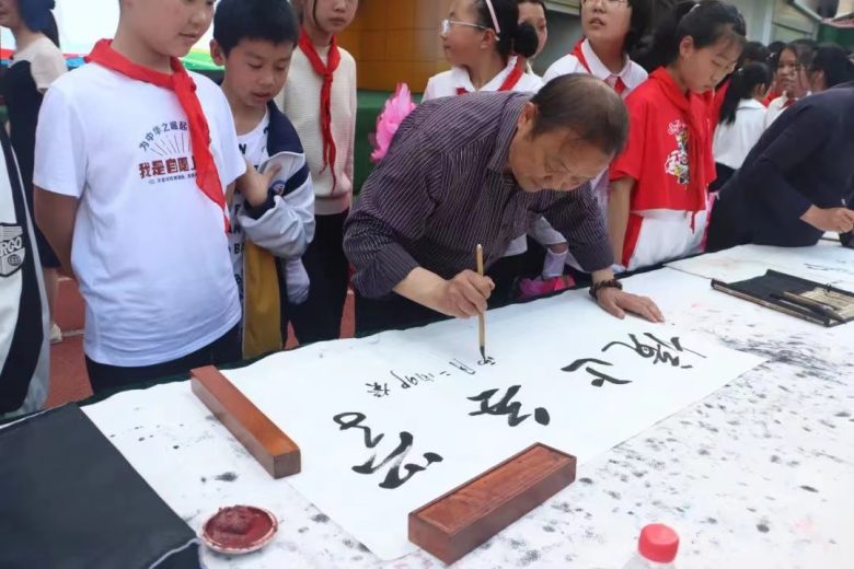 西鄉(xiāng)縣東關(guān)小學(xué)隆重舉行第八屆“紅梅杯”校園讀書節(jié)系列活動插圖2